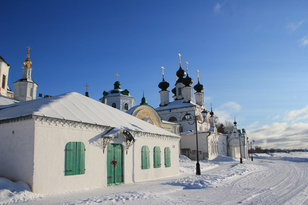 Вид с набережной Сухоны на Соборное дворище
