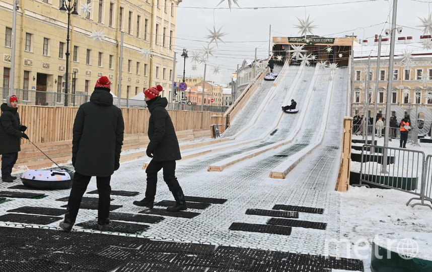    На Дворцовой площади появилась большая горка.Игорь Акимов
