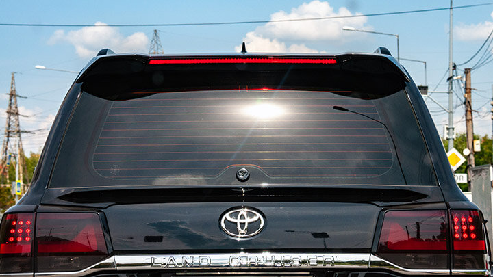 ПО СЛОВАМ СВИДЕТЕЛЕЙ, ОКОЛО ДОМА ОСТАНОВИЛСЯ ЧЁРНЫЙ ДЖИП, ОТКРЫЛАСЬ ДВЕРЬ – И ИЗ МАШИНЫ ВЫПАЛА ЖЕНЩИНА. ФОТО: SVETLANA VOZMILOVA/GLOBAL LOOK PRESS