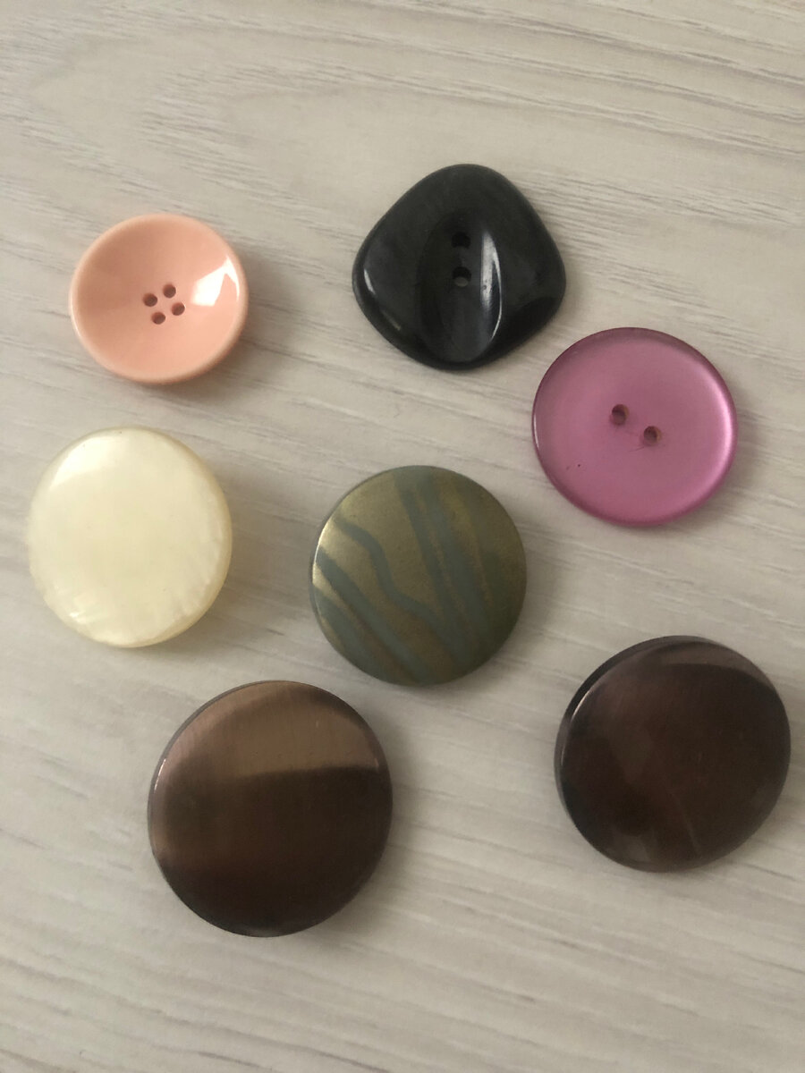 Несколько пуговиц из детства у меня даже сохранились. Фото из моего архива.