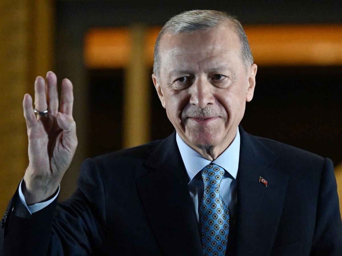    Действующий президент Турции Реджеп Тайип Эрдоган выступает перед сторонниками на площади у Президентского дворца в Анкаре© РИА Новости / Павел Бедняков