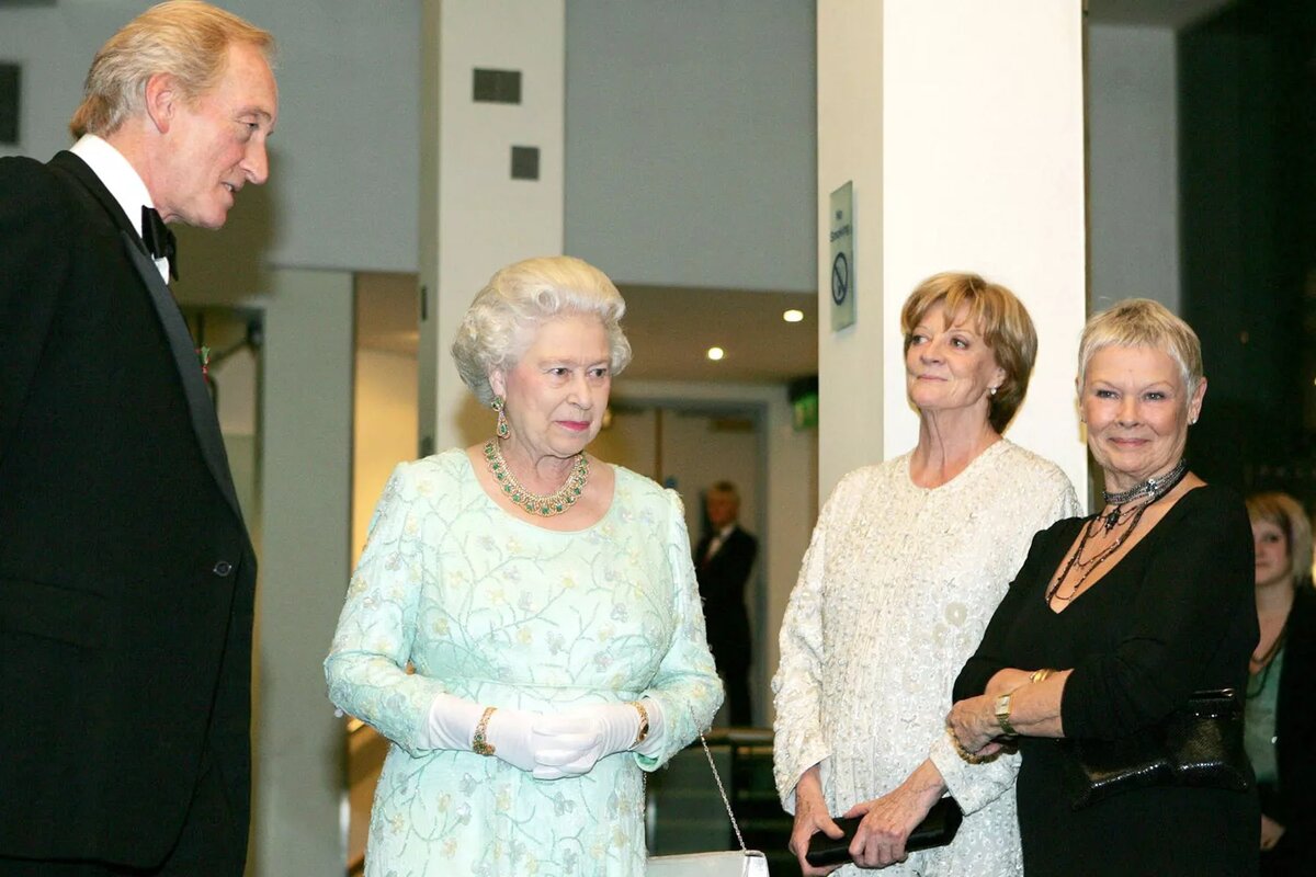 Королева Елизавета и дамы Мэгги Смит и Джуди Денч на премьере фильма «Дамы в лиловом» в кинотеатре «Одеон» на Лестер-сквер, Лондон. Фото: Shutterstock 