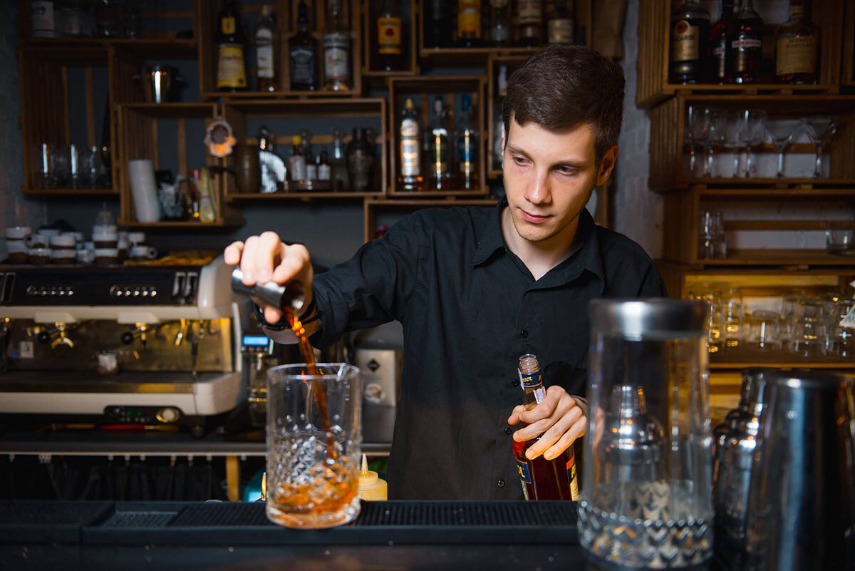 Бартендер эрик лоранц. Лялька бармен налей мне когда выйдет. Лялька бармен налей мне когда выйдет. Хосе наварро бармен. Франк майер бармен.