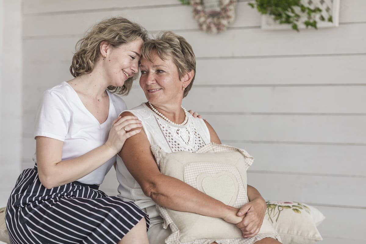 Мама жива. Older woman hugging pregant woman. Купить маму живую рядом недорого. Быть хороший матерью женой