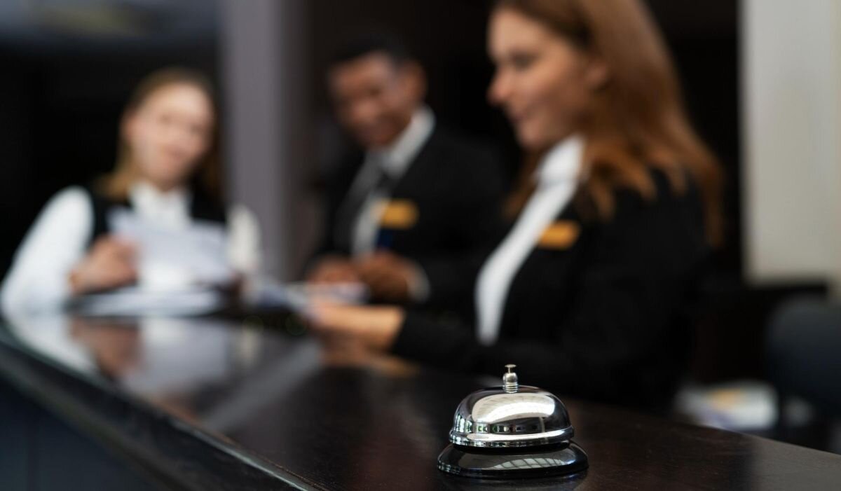     Администраторы в элегантных костюмах в рабочее время. Источник: ru.freepik.com Автор фото: freepik