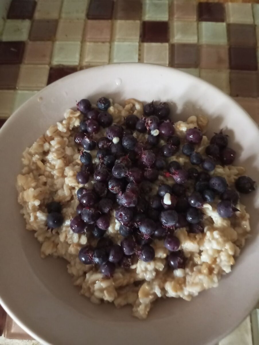 Завтрак: овсянка с ягодами ирги