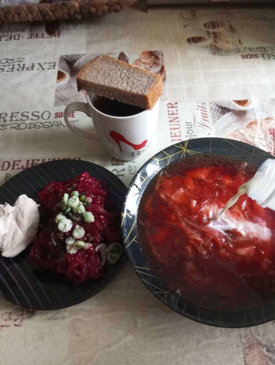 Обед: красный борщ без пережарки, с болгарским перцем и молоком.