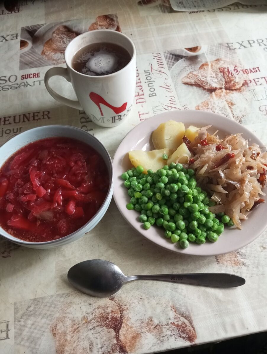 Обед: Борщ; отварной зелёный горошек с тушёной капустой и картошкой сваренной в мундире.