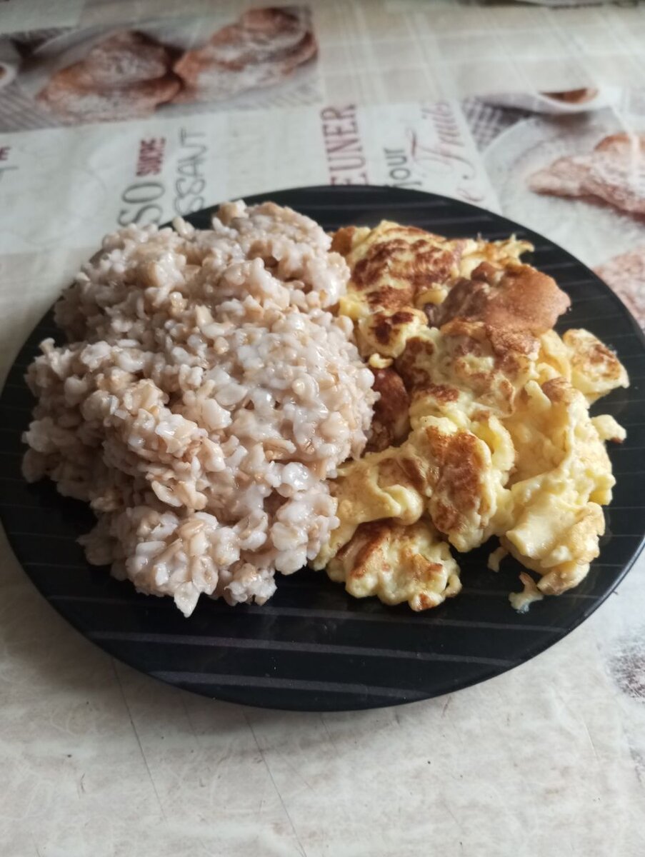 Завтрак:Овсянка с омлетом.