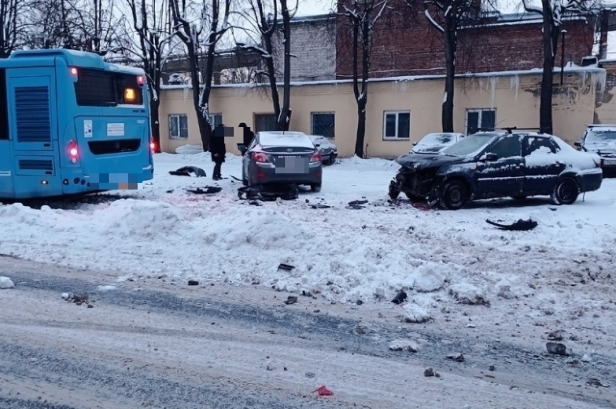    В Твери в промзоне произошло ДТП с автобусом и трёмя машинами