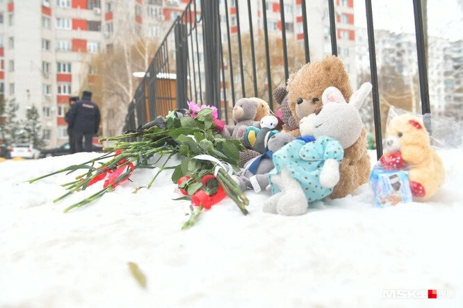 Та самая школа. к стенам которой теперь несут цветы и игрушки. Фото из сетей интернета.