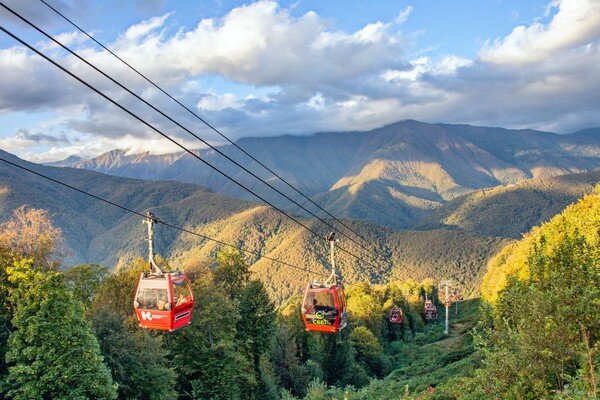 Пожалуй не бывает унылой поры ... хотя настроение такое иногда  случается. И это неплохо, если выбранный путь преподносит тебе яркие  сюжеты, которые ты можешь сохранить себе на память ...   

Канатная дорога Красной поляны ...   

  