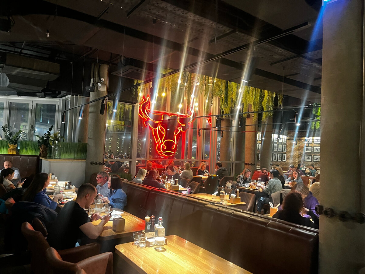 еще один символ ресторана, на этот раз неоновый