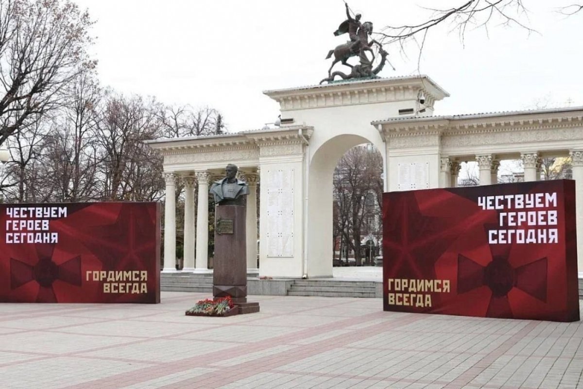   В Краснодаре имена двух Героев РФ увековечили в сквере имени Жукова