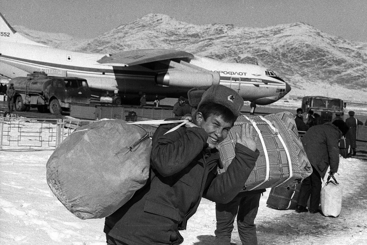 Афганистан война фон талибан. Ми 24 крокодил в афганистане. Советские войска в афганистане. Афганистан слайды. Афганская война (1979-1989).