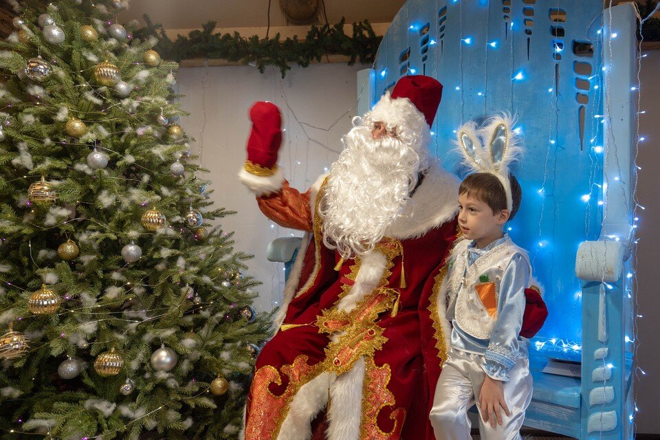    В резиденции детвору встречает Дед Мороз. Фото: администрация ЦПКиО