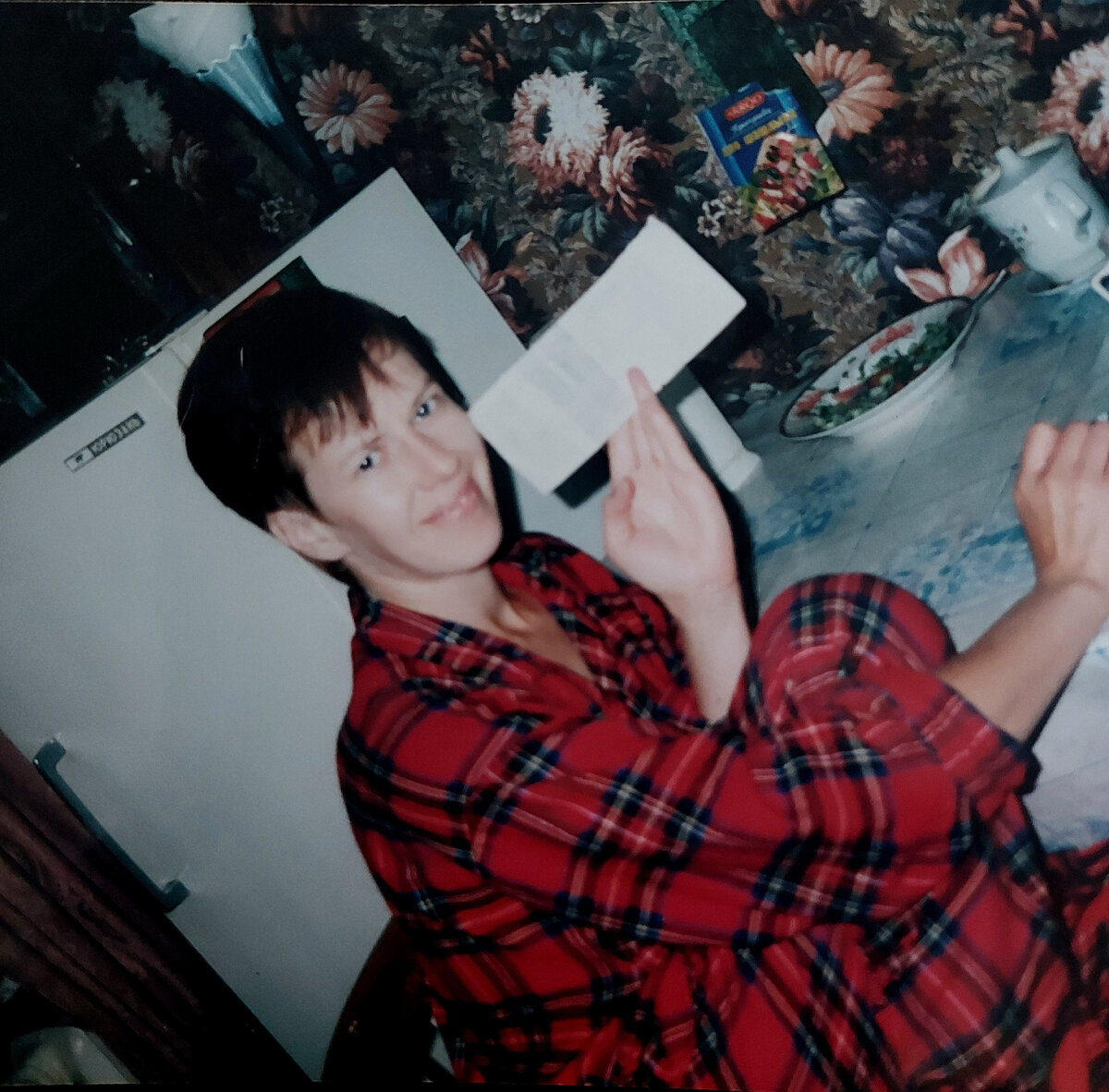 Кусок обоев на стене)