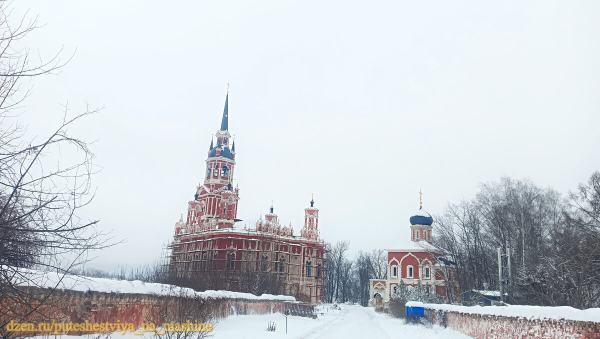 Вход через въездные ворота к Ново-Никольскому собору и храму Петра и Павла