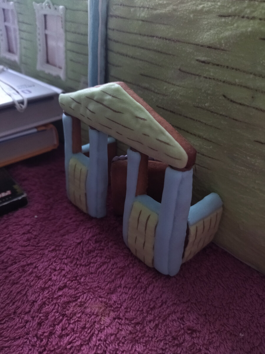 Учитываю прошлые ошибки. Теперь собираю своё строение на мягком покрытии, под стены ставлю книги, для страховки. 