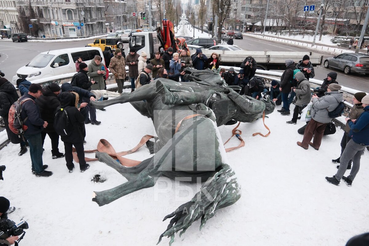 Снос памятника Щорсу (фото РБК)