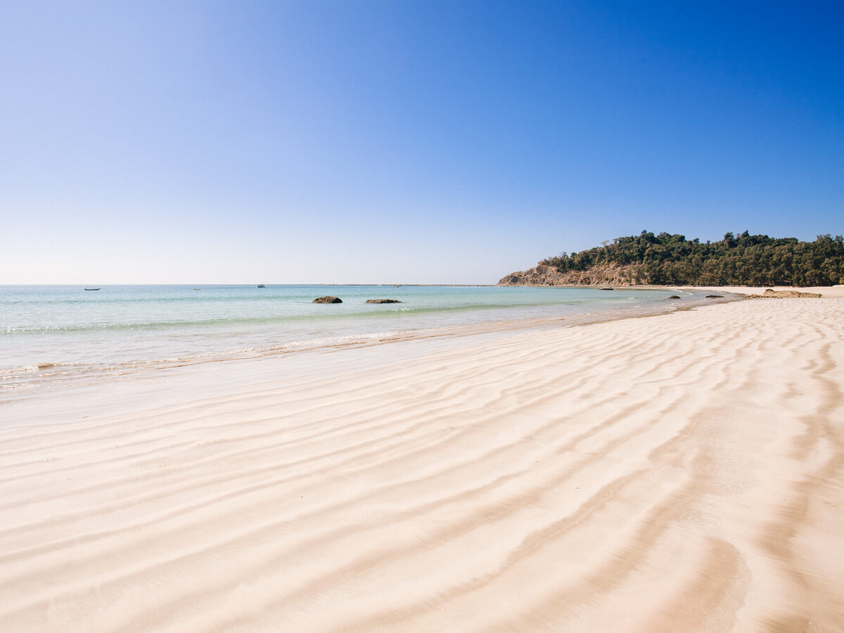 Море, солнце и теплый песок — именно так выглядит идеальный отдых в глазах миллионов. Однако есть пляжи, которые лучше обходить стороной.
