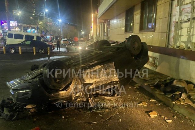 Автомобиль «Лада Веста» наехал на металлические ограждения и опрокинулся на тротуар в Махачкале. Водитель погиб, сообщила пресс-служба МВД по Дагестану.   
Автоавария произошла 9 декабря около 04:00 на улице Магомедтагирова.

От полученных травм водитель «Весты», 26-летний житель Махачкалы, скончался на месте.