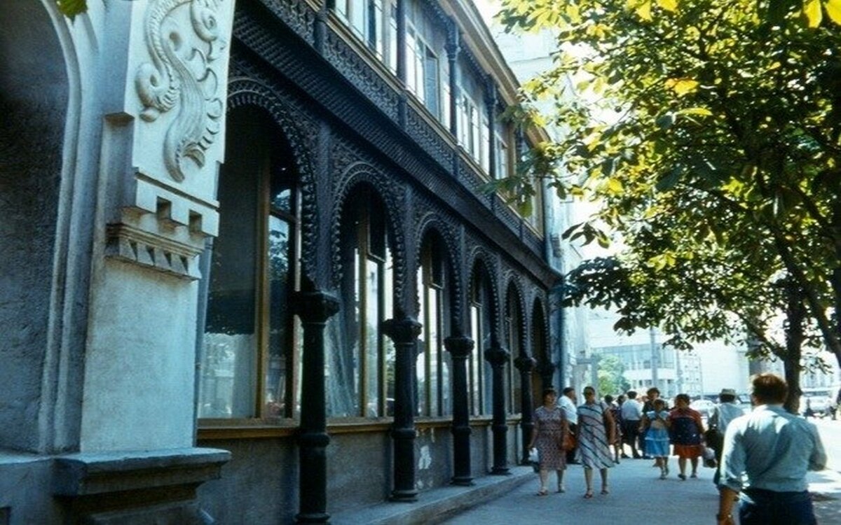 Фасад дома Чирахова. Чугунное обрамление бывшей открытой веранды.