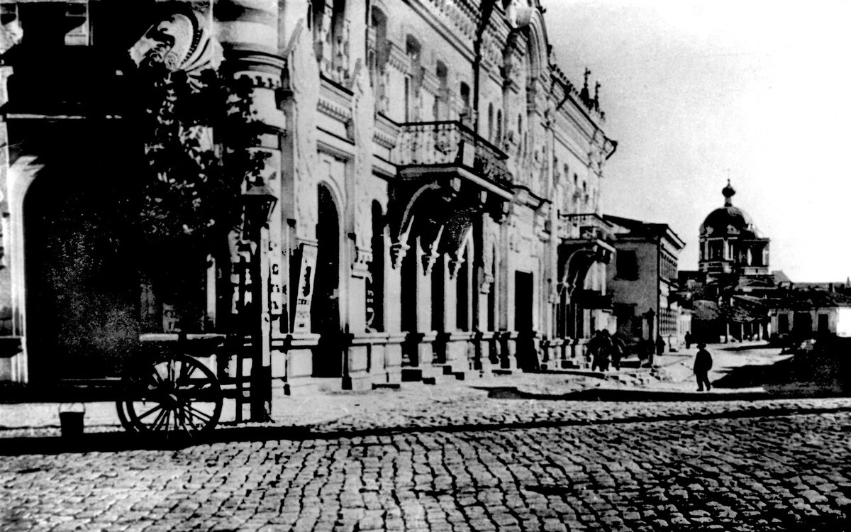 Боковой фасад дома Чирахова. Фото позапрошлого века.