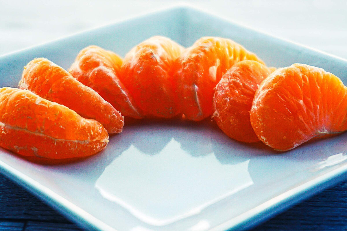 Мандариновая кошка. Кот в костюме мандарина. Мандарин (фрукт). Девушка воровала мандарины. Мандариновый человек.