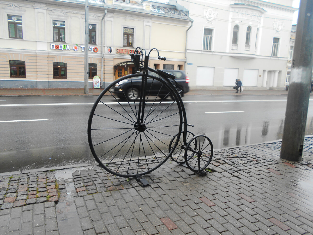Владимирский памятник похож на уральский. Но без седока..