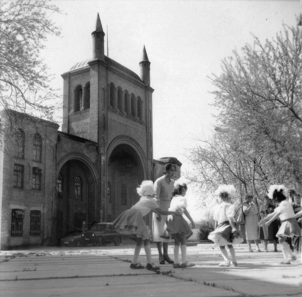 Краеведческий музей в здании бывшей мечети. Город Чарджоу - теперь Туркменабад. Из архива автора.