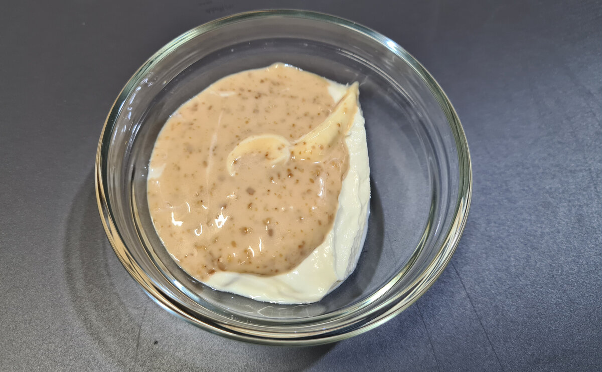 смешиваем сметану и кунжутный соус