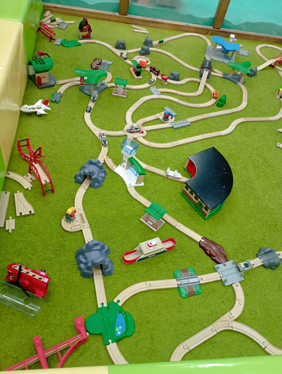 Железная дорога из модулей подобных Икеи, множество подобных пересмотрела на маркетплейсах, цены конечно там варьируется от 1500р до бесконечности.Места она в собранном виде займет пол комнаты, и это не гарантирует,востребованность у ребенка.