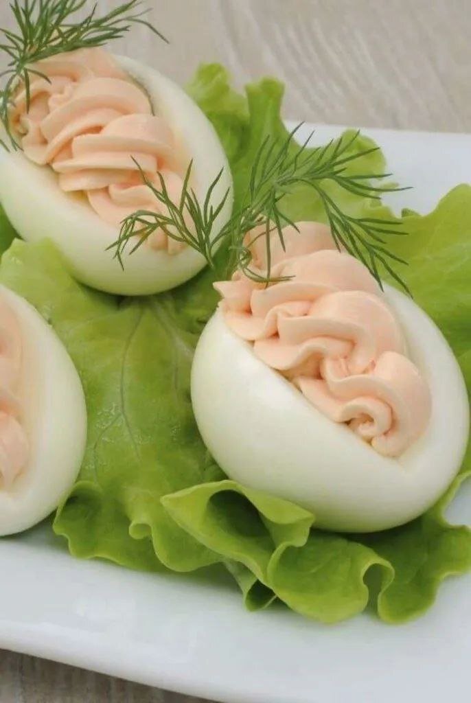 Яйца, фаршированные лососем и творожным сыром   