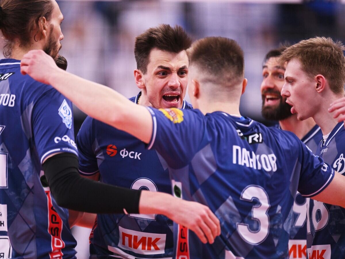    Волейболисты московского "Динамо" в матче финала плей-офф по волейболу среди мужских команд Суперлиги© РИА Новости / Григорий Сысоев