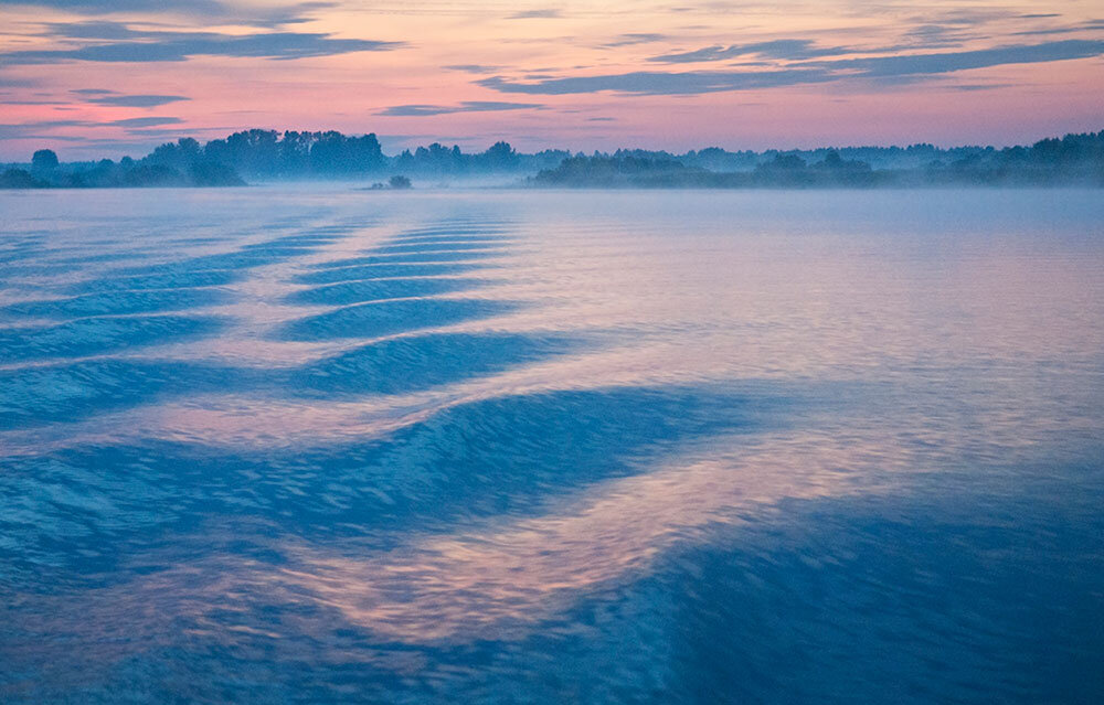 Голубые снега перед закатом. Фото Елены БЕЛОЗОРОВОЙ.