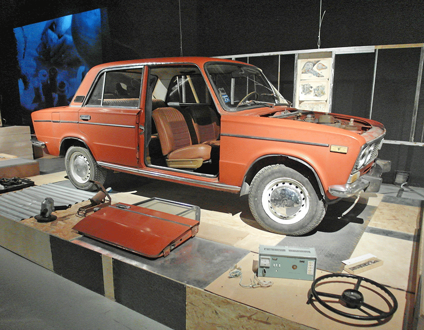 ВАЗ-2103 прозванный «трёшкой», в 1970-х был самой желанной моделью «Жигулей» и в любящих руках владельцев проживал не одну жизнь. Кино такой автомобиль сыграл, например в комедии «Москва слезам не верит»