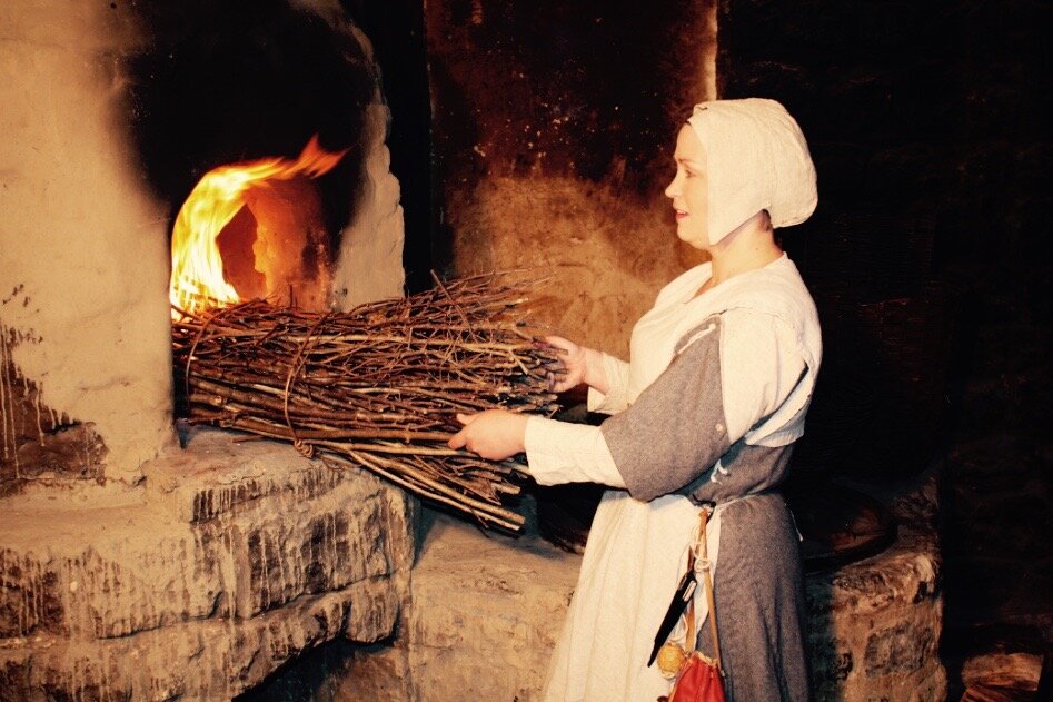 Женщина пекущая хлеб. Хлеб из печи. Печка для хлеба. Древняя печь. Пекут хлеб в печи.