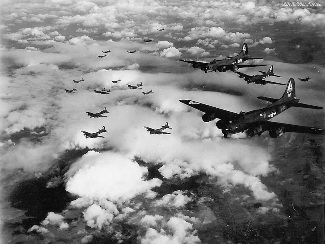 Строй бомбардировщиков b-17. Б 17 самолет. Эскадрилья б 17. Эскадрилья бомбардировщиков b17.