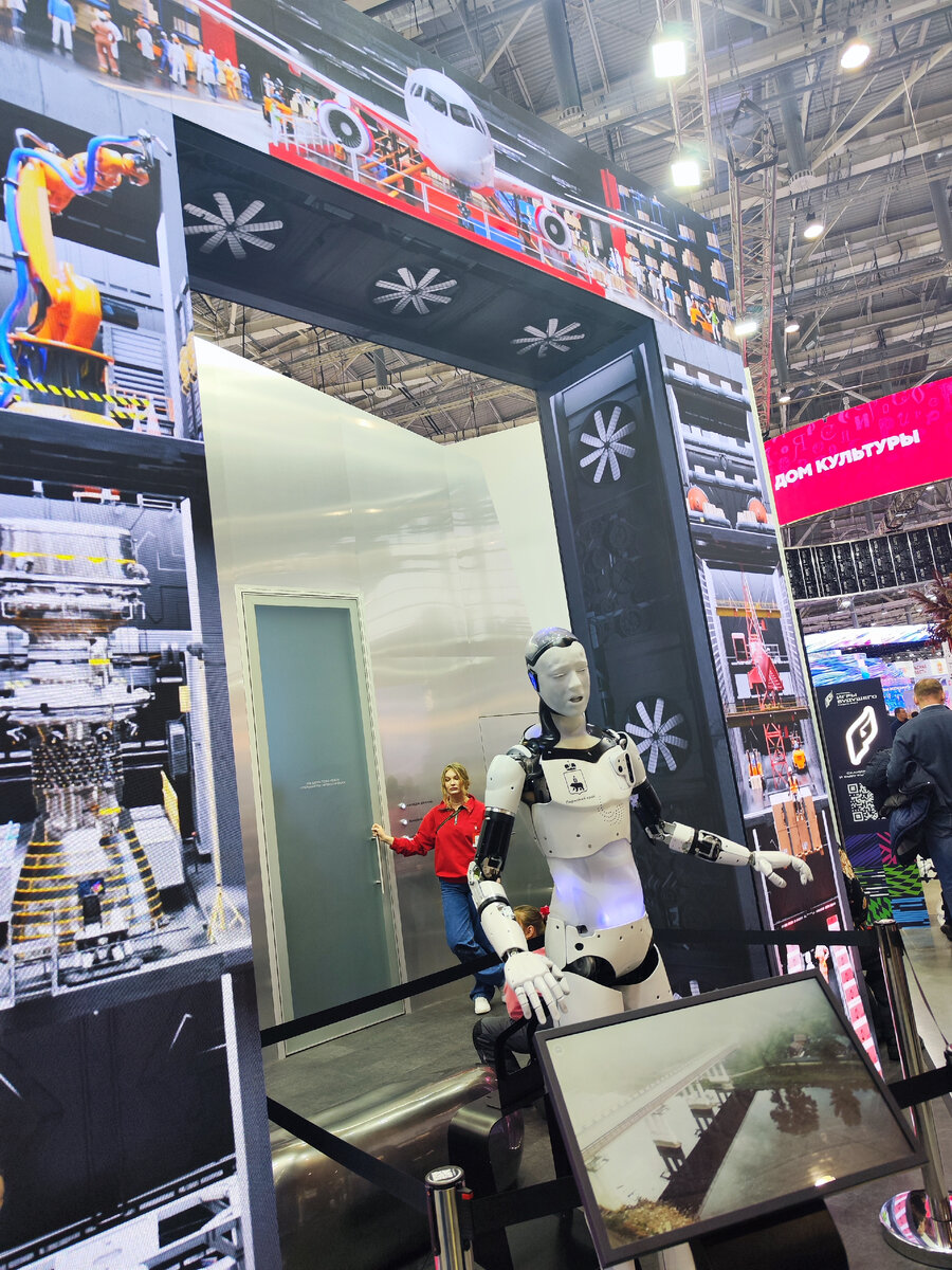 Робот Арди из Перми на ВДНХ