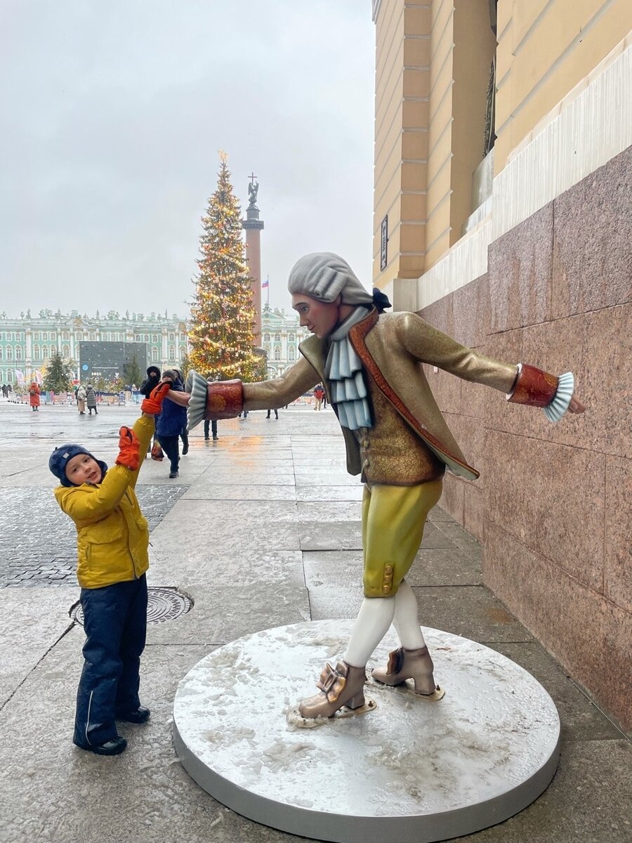 Главная ёлка Петербурга на Дворцовой площади. В арке появились странные фигуры - мужчины и женщины, с которыми можно сфотографироваться