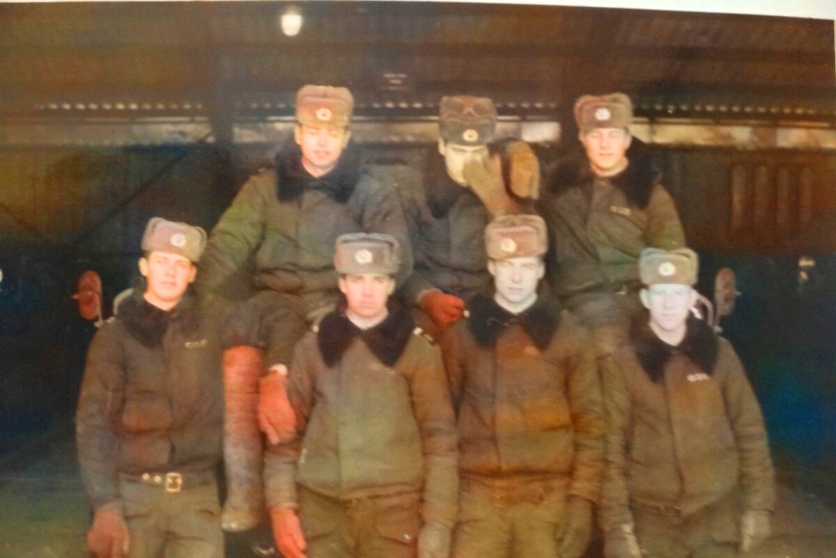 Зима 85-86 года ОБОН Подмосковье, фото из дембельского альбома, за нами БТР -70