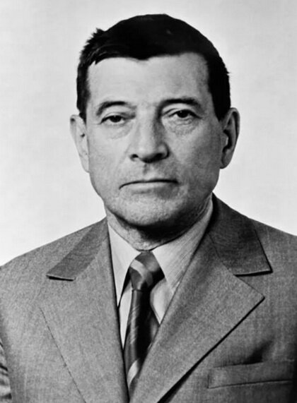 Секретарь Смоленского промышленного обкома КПСС Е.Трубицын. Министр автомобильного транспорта РСФСР,в то время ещё будущий.