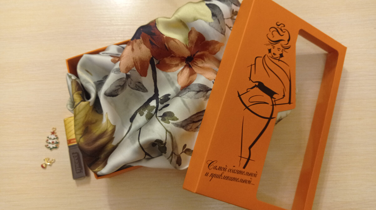 Вот такой красивый платок в не менее красивой упаковке, шоколадка и две подвески - елочка и колокольчик 