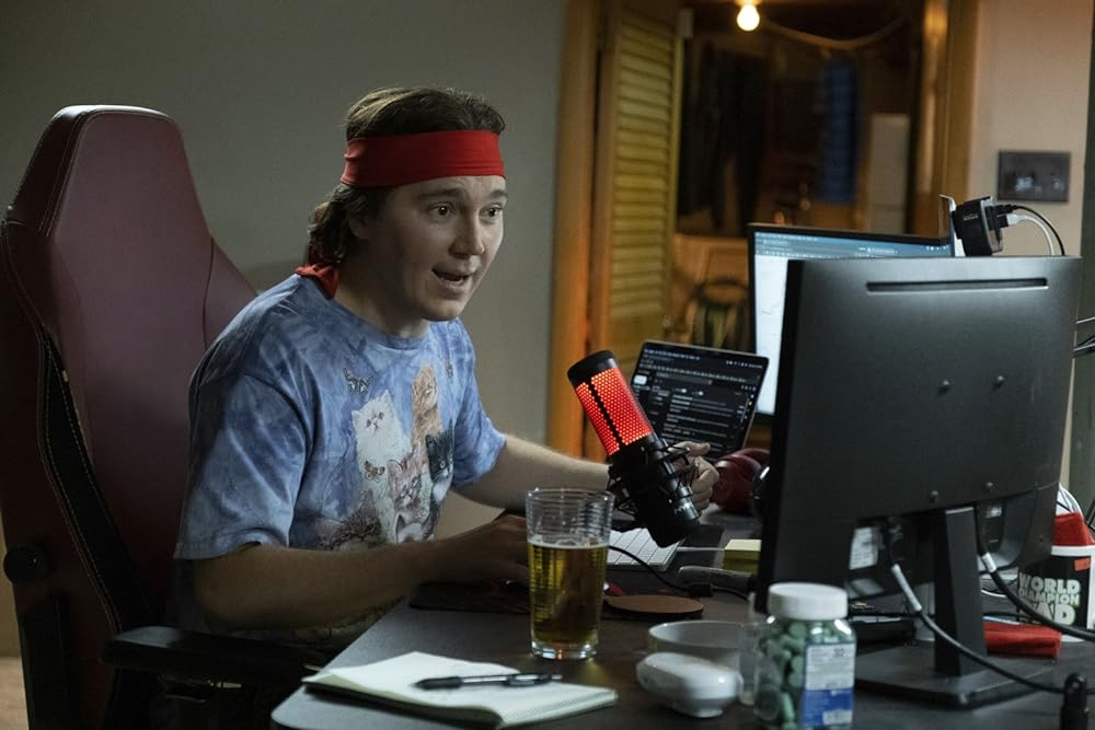 Кадр из фильма Dumb Money. Режиссер: Крэйг Гиллеспи. Оператор: Николас Каракатсанис. Производство: Black Bear Pictures, Columbia Pictures Corporation, Ryder Picture Company, Sony Pictures Entertainment (SPE), Stage 6 Films. Показ в России: Global Film