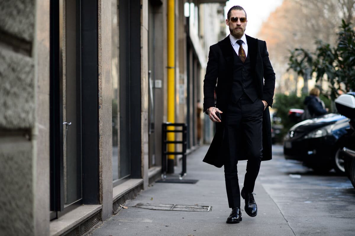 Мода - это не просто ткани, швы и дизайн. Это форма самовыражения, способность выразить свою индивидуальность, культурные предпочтения и убеждения. Мода поощряет нас осмысливать себя и свои представления о красоте, позволяя нам выразить свое внутреннее «Я» во внешнем облике. 
Одежда и стиль могут проникнуть в самую глубокую суть личности, выражая наши чувства, эмоции и убеждения. Одежда, которую мы выбираем, может подчеркнуть наши сильные стороны, скрыть слабости и даже влиять на настроение. Поэтому выбор одежды и стиля становится формой самовыражения и способом рассказать о самом себе без слов.

Мода также оказывает влияние на наше самопринятие. Когда мы ощущаем себя комфортно в том, что носим, это укрепляет наше внутреннее баланс и самоуважение. Одежда, соответствующая нашим предпочтениям, может подчеркнуть наше естество и придать нам уверенности. В то время как она может измениться с каждым сезоном, она является инструментом усовершенствования внутренних качеств и характера.

Мода также объединяет наши общественные и культурные практики. Отражаясь в образах и стилях, она может помочь выражать нашу приверженность конкретным убеждениям или группам. Мы используем одежду, чтобы подчеркнуть свою индивидуальность в общепринятых нормах и культурном контексте.

Таким образом, мода играет важную роль в нашей жизни. Она позволяет нам выразить себя, укрепляет наше самопонимание, помогает нам чувствовать себя увереннее и соединяет нас с нашими культурными корнями. Важно помнить, что мода должна быть не просто поверхностным проявлением, но и стимулировать нас к размышлениям о важности индивидуальности и самовыражения.