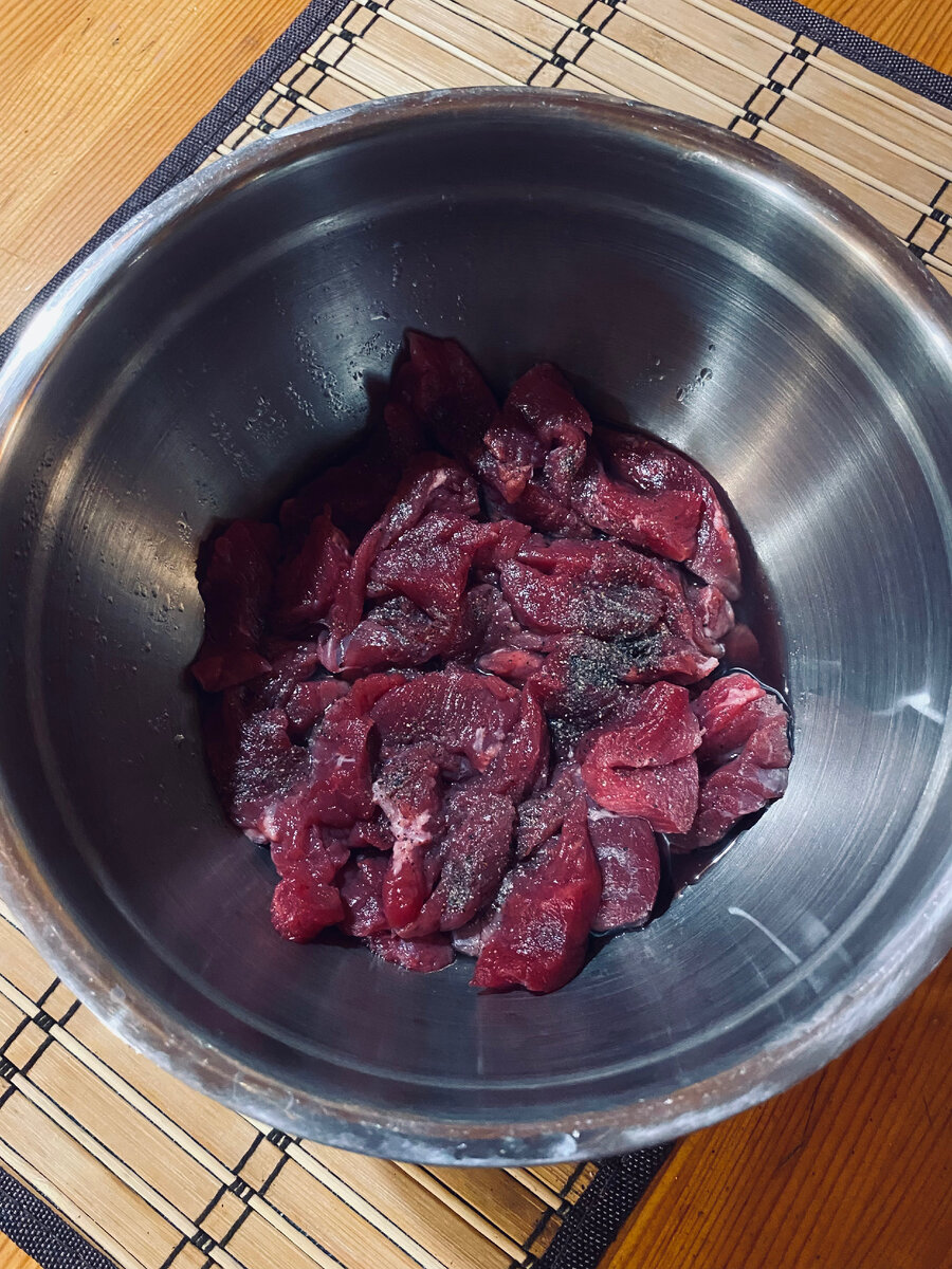 Вначале маринуем говядину. Везде фото автора.