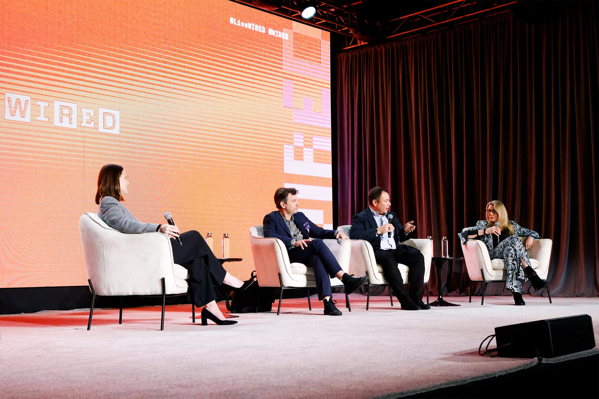 (Слева-направо) Кейт Ниббс, старший писатель в WIRED, Мэтью Баттерик, Майк Мэсник и Мэри Расенбергер выступают на сцене во время "IP vs. AI" на LiveWIRED 5 декабря 2023 года в Сан-Франциско..ФОТОГРАФИЯ: КИМБЕРЛИ УАЙТ/GETTY IMAGES