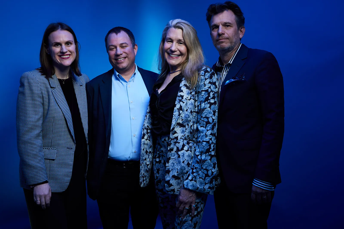 Слева направо: сенатор WIRED Кейт Книббс обсудила права создателей и искусственный интеллект с Майком Мэсником, Мэри Расенбергер и Мэтью Баттериком на мероприятии LiveWIRED в Сан-Франциско. ФОТОГРАФИЯ: АЛЬДО ЧАКОН