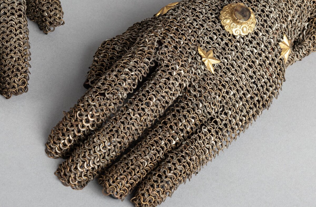 Венгерская кольчужная перчатка 17 века - просто пример качественной фотографии кольчужного полотна. Фото - музей Метрополитен CC0